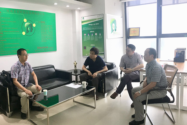 我会副会长柯尊平、理事杜笑岩、刘红刚三位老师正在对到访协会的自媒体项目创业者进行面对面咨询与辅导20190719.jpg