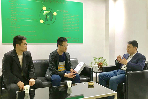 我会副会长周西军老师正在接待到访协会的创业青年《陕西中考网》负责人杨同学，学而思网校西安公司前端工程师陈同学，就《陕西中考网》的定位、运营、资源整合、技术实施给予指导。20190313.jpg