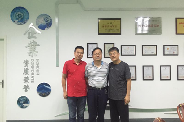 百鸽争鸣 马永平20180705.jpg
